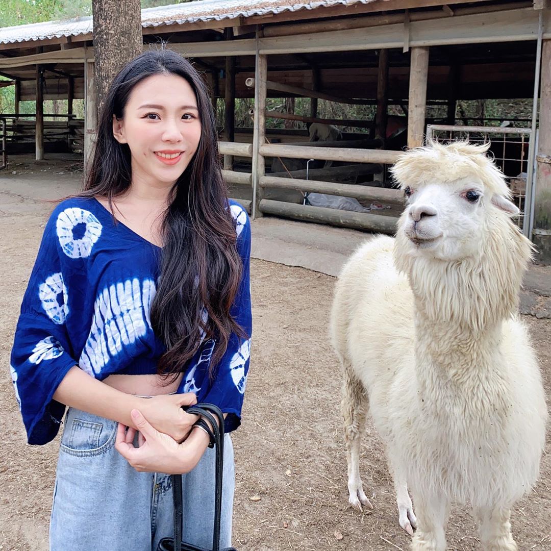 船長醒醒！高人氣主持「巧芃Ponpon」甜美梨渦超迷人，乍現深水炸彈讓全船都暈頭！