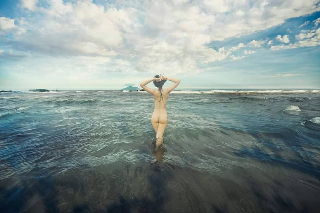 裸泳趁現在！「琦琦Babara」全裸嫩體擁抱大海，美背和蜜桃讓天氣熱上加熱！