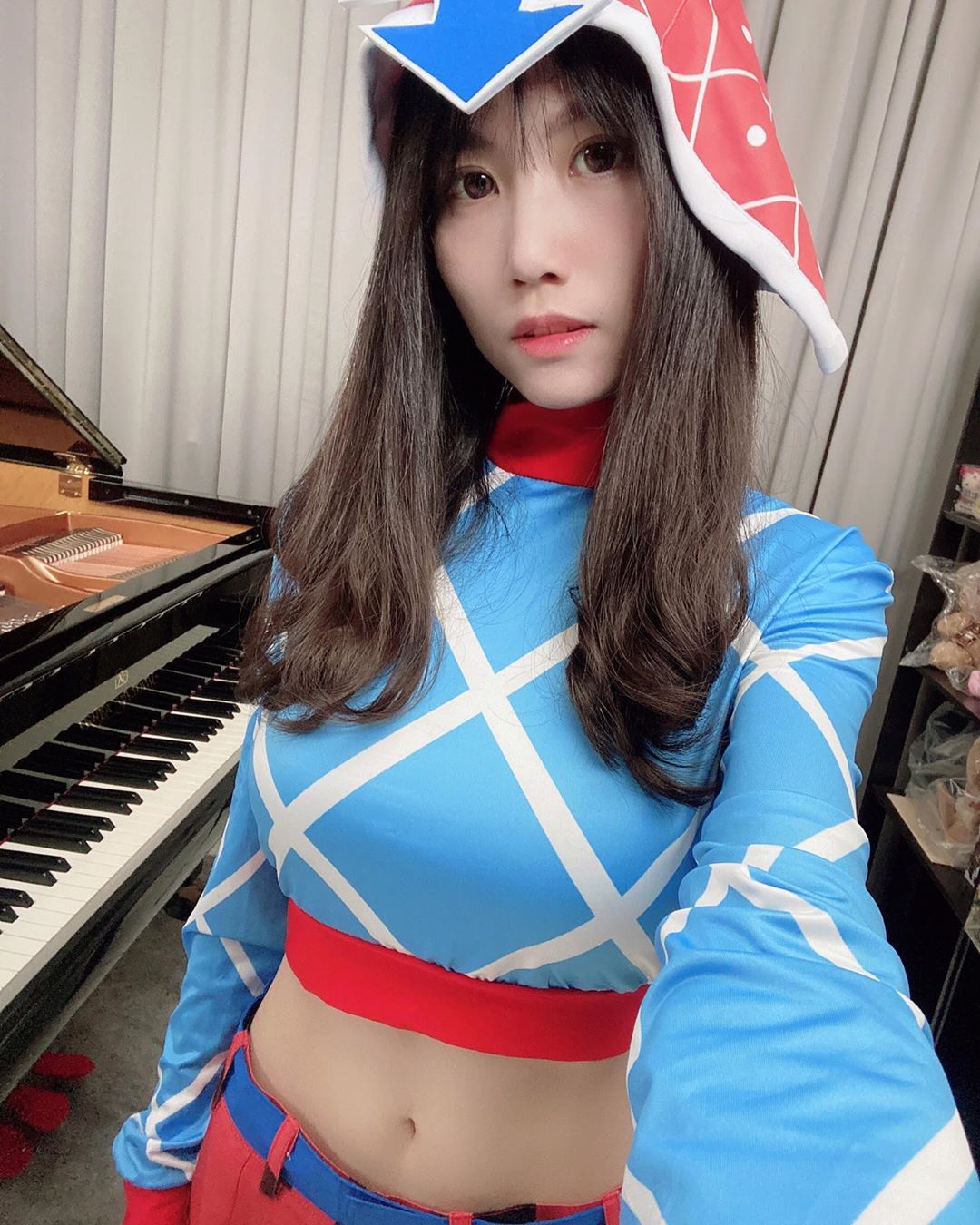 清新正妹鋼琴家「Ru 味春捲」邊 Cosplay 邊彈琴　紅到海外頻道破版萬訂閱