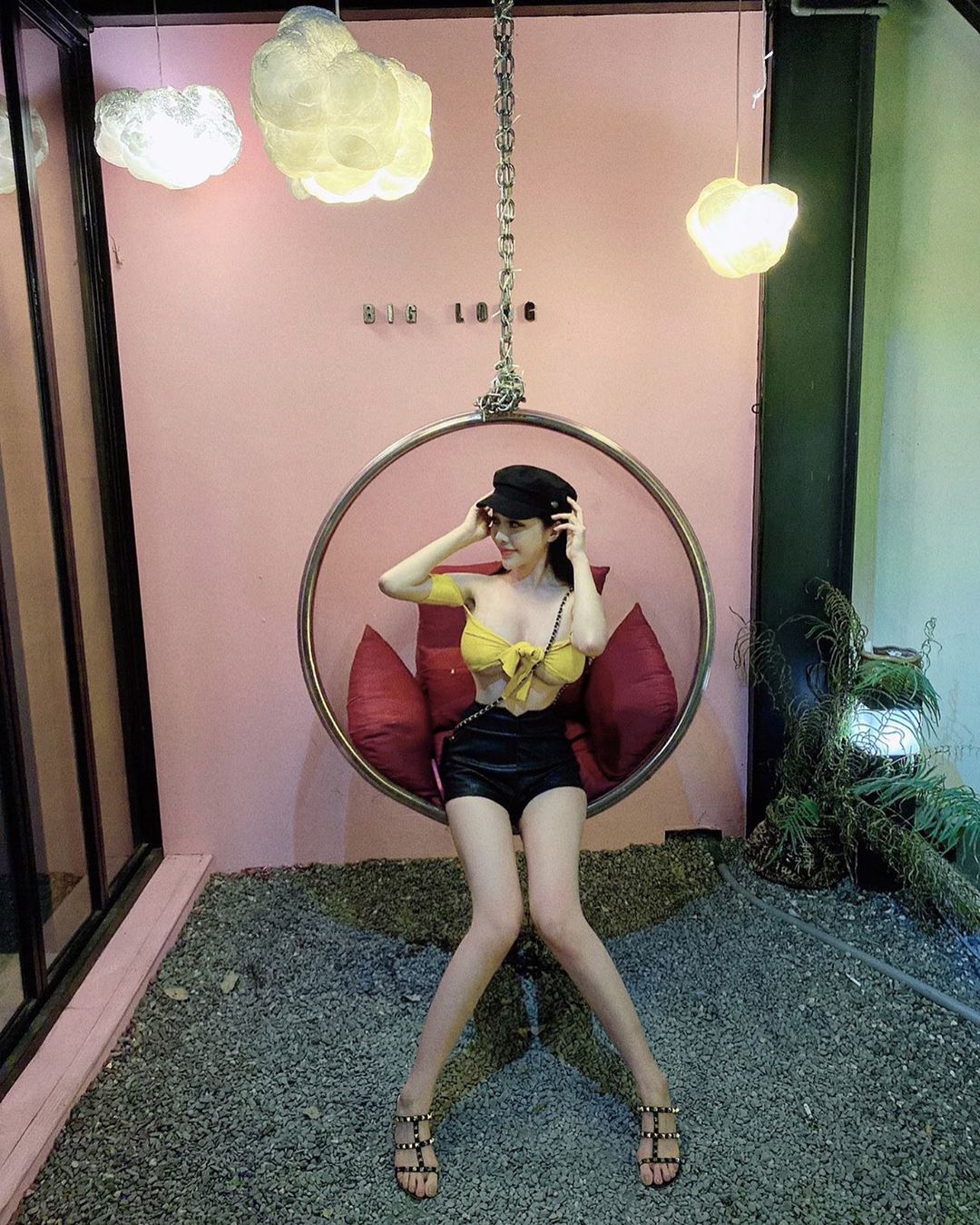 美麗華發現「Ubike爆乳妹」白皙事業線有夠養眼！萬惡的「害羞視角」讓網友超想搭訕