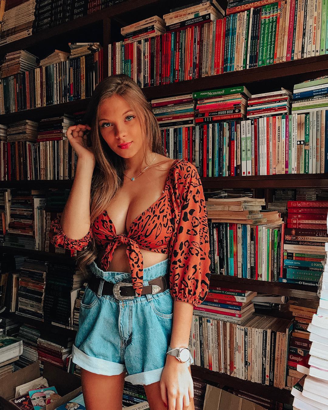 肉搜書店爆乳妹！無法忽視的「驚喜大奶包」　網友直呼看書的動力都來了