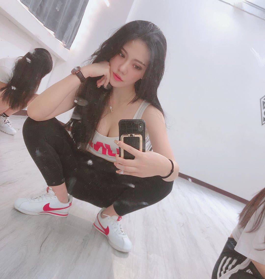 毒氣太強大！火辣Dancer「黎艾婷」魅力電眼超挑逗，逆天美體一扭台下無人倖免！