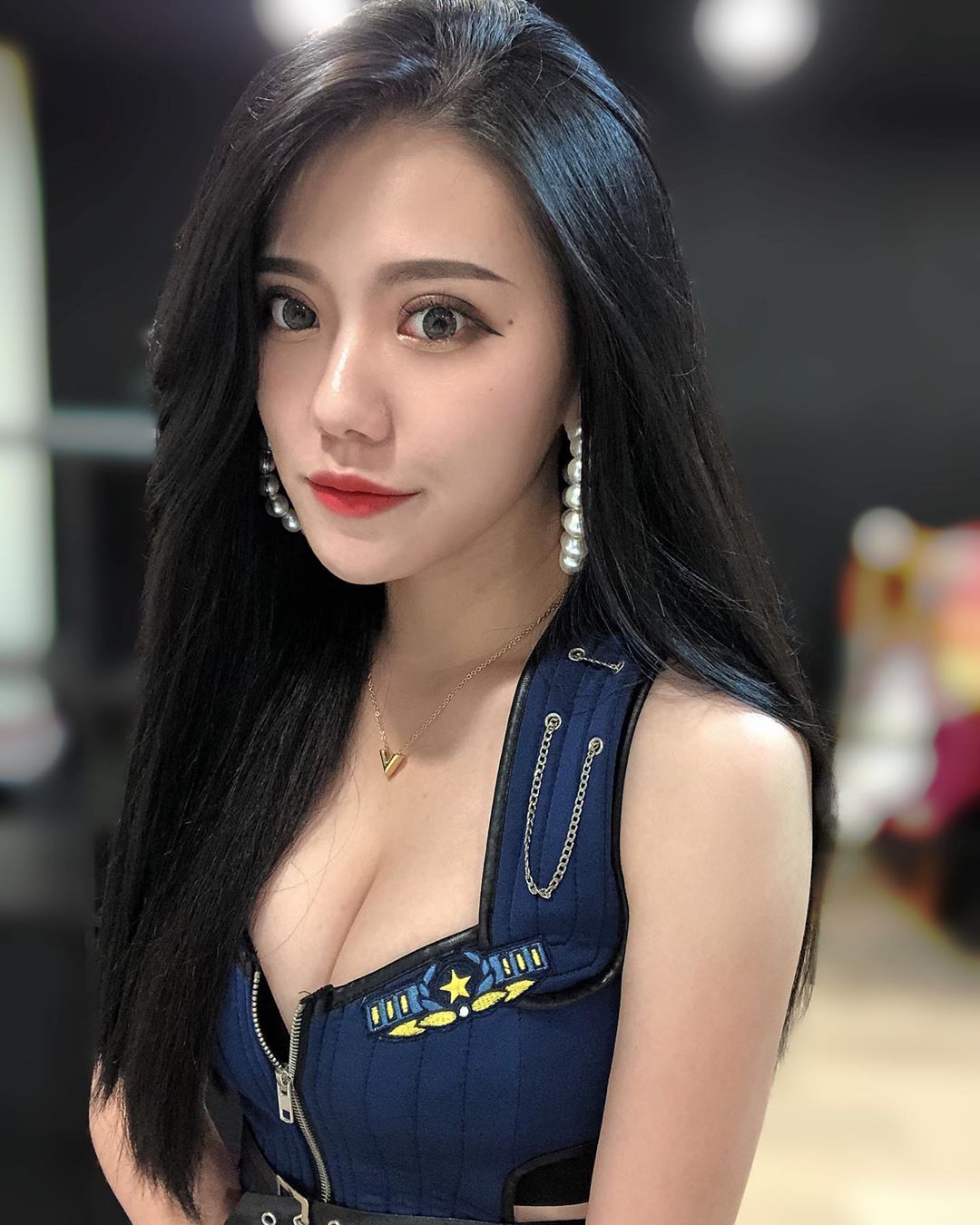 毒氣太強大！火辣Dancer「黎艾婷」魅力電眼超挑逗，逆天美體一扭台下無人倖免！