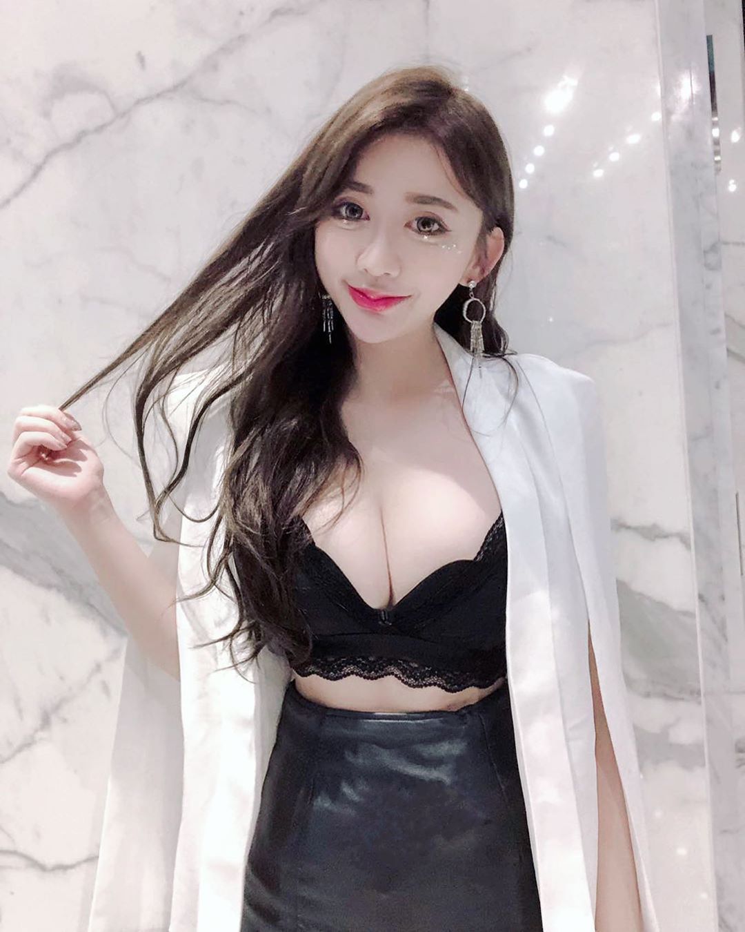 提神醒腦！巨乳甜心「溫蒂」被子遮奶大放福利，看了絕對「朝氣蓬勃」！