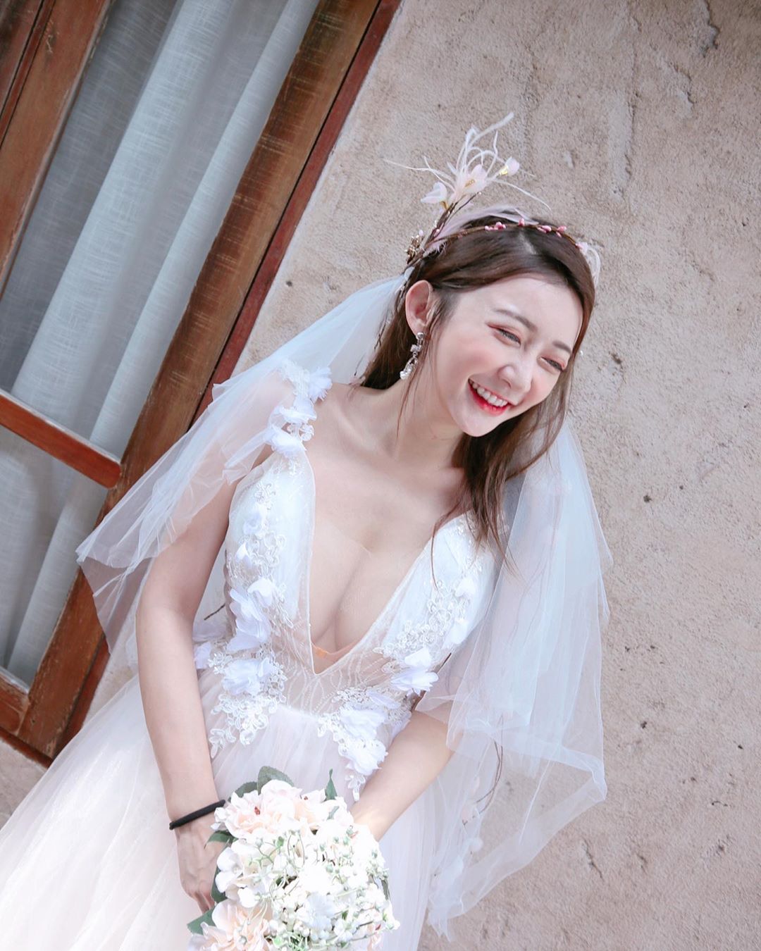 提神醒腦！巨乳甜心「溫蒂」被子遮奶大放福利，看了絕對「朝氣蓬勃」！