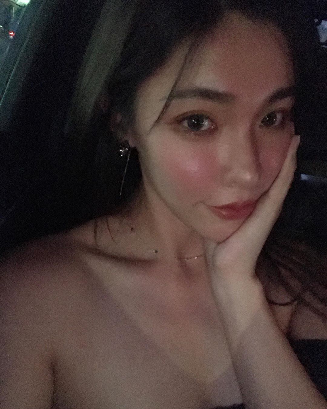 脾氣不好！「超胸正妹」coni泳裝中空弧度絕美，精緻五官好像混血兒！