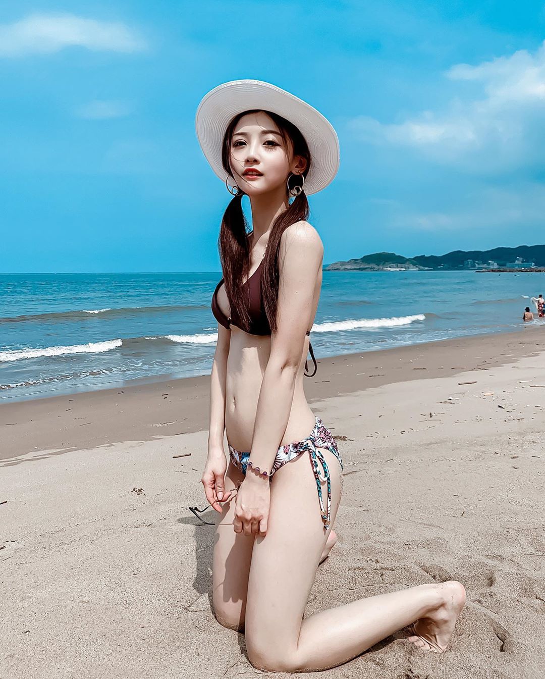 爸爸們請忍住！幼稚園教師「劉孟昀Alice」精緻臉蛋太逆天，凹凸美體辣得無處可挑！