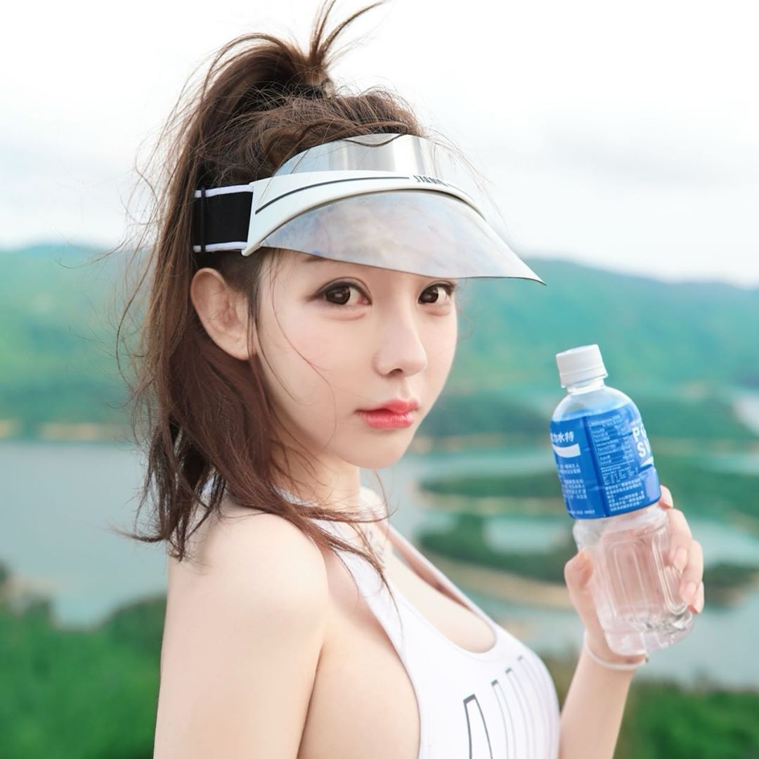 韓系天菜正妹「謝芷蕙」清新笑顏仙氣十足　挺胸嶄露「凶狠曲線」畫面超誘惑
