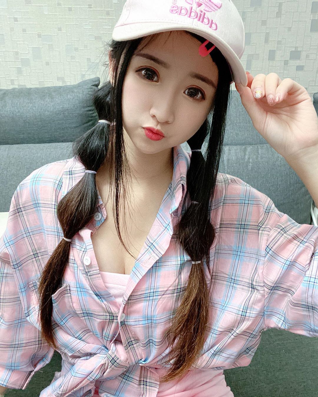 阿乃Sinni  嬌小甜美卻乳量豐沛 - 美女圖 -