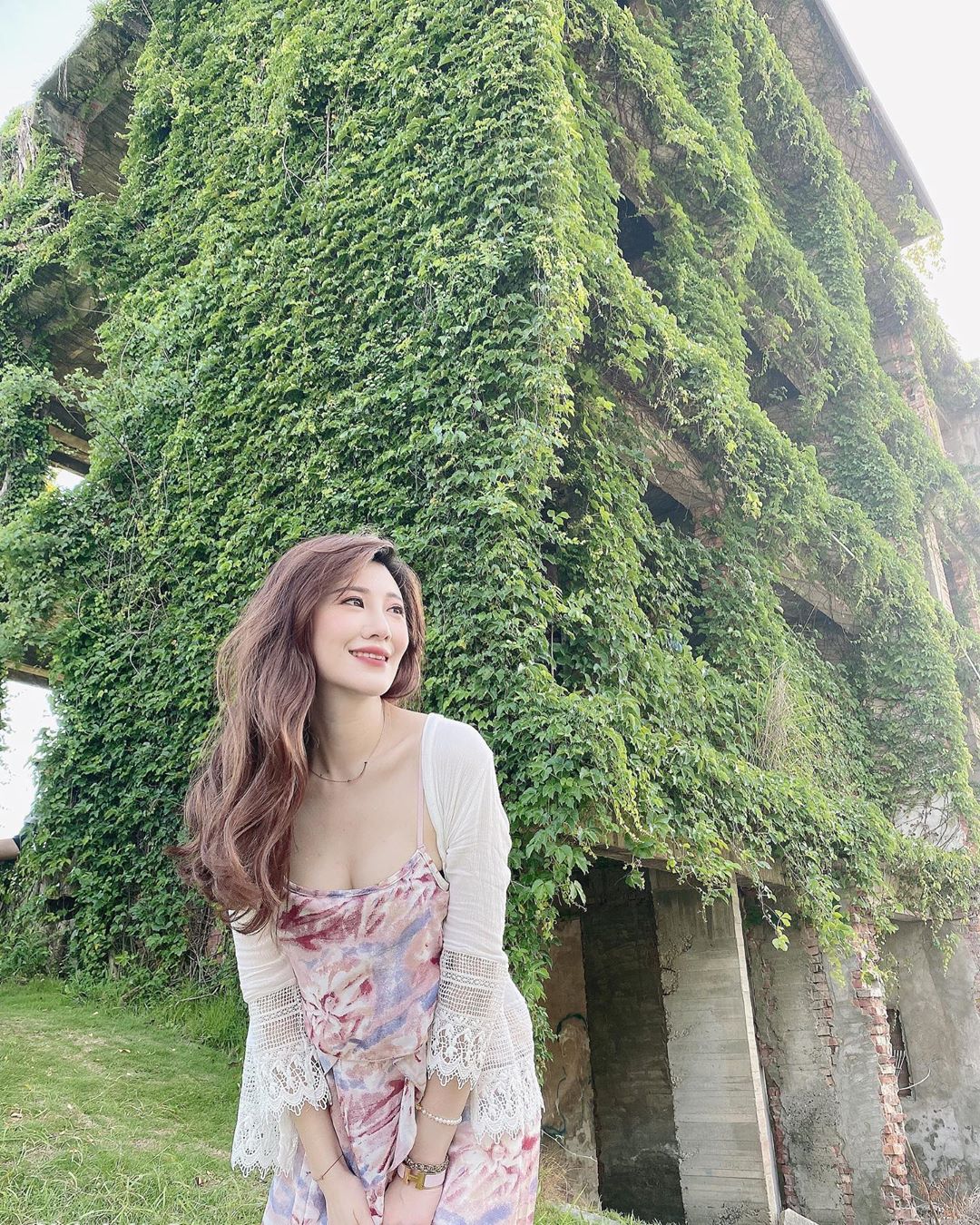 氣質美女主持「蓁蓁」大泡芙上擺小泡芙，雙重奶香夾擊的可口畫面～