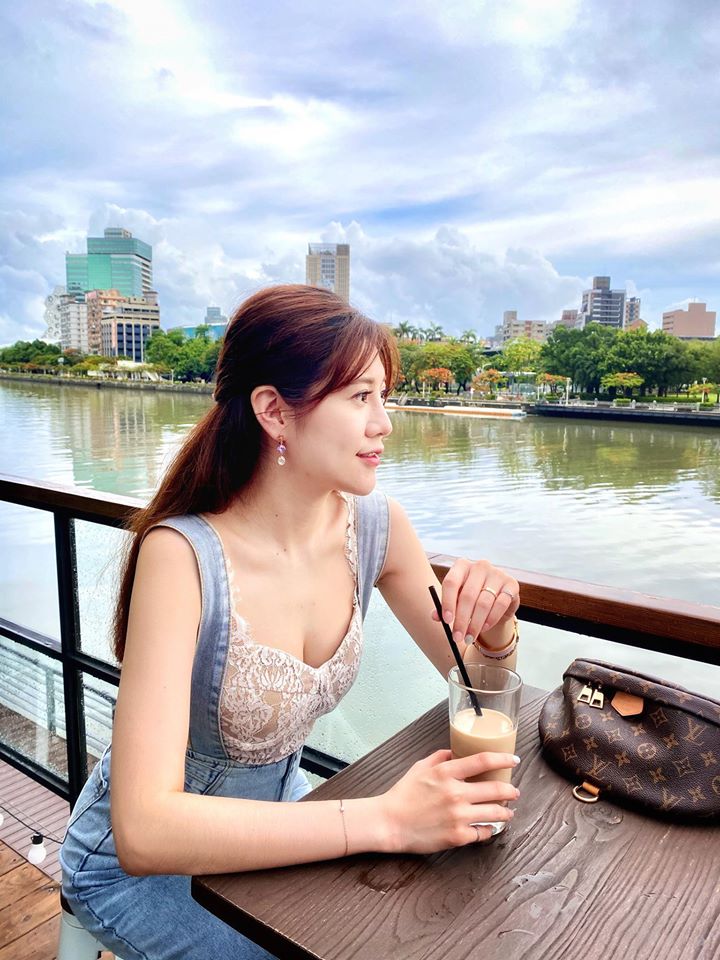 氣質美女主持「蓁蓁」大泡芙上擺小泡芙，雙重奶香夾擊的可口畫面～