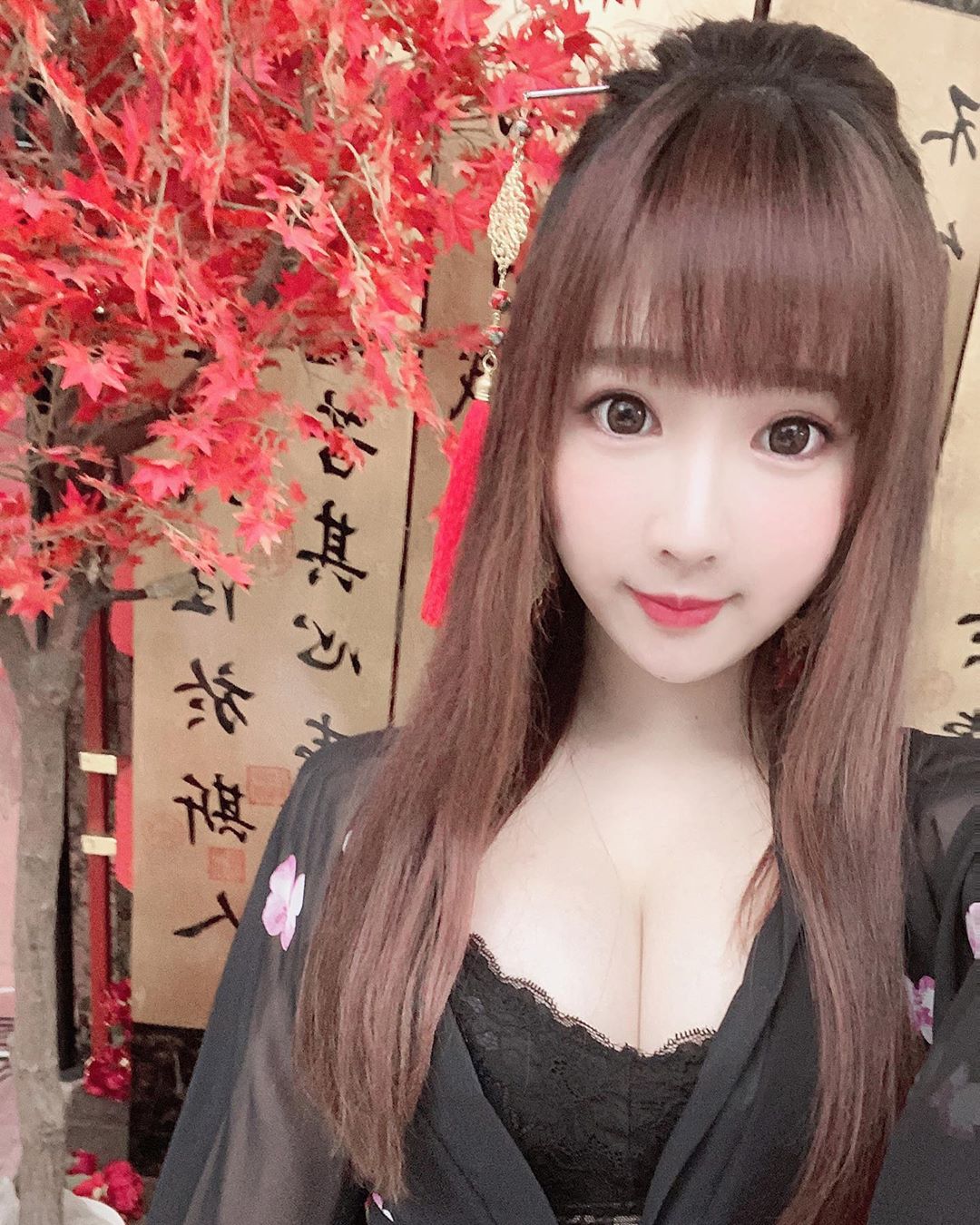 小蘋果  穿上美美的服裝....小露事業線好迷人 - 美女圖 -