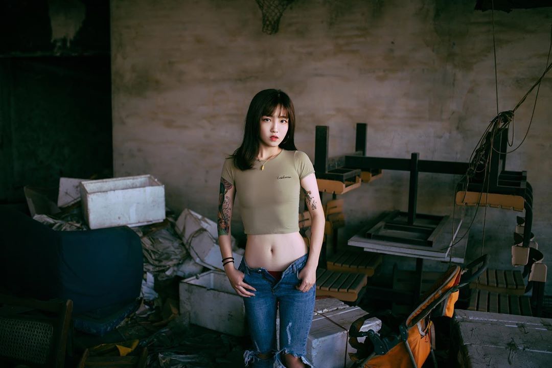 19歲帥妹「映映Cynthia」制服開襟秀飽滿雙峰 - 美女圖 -