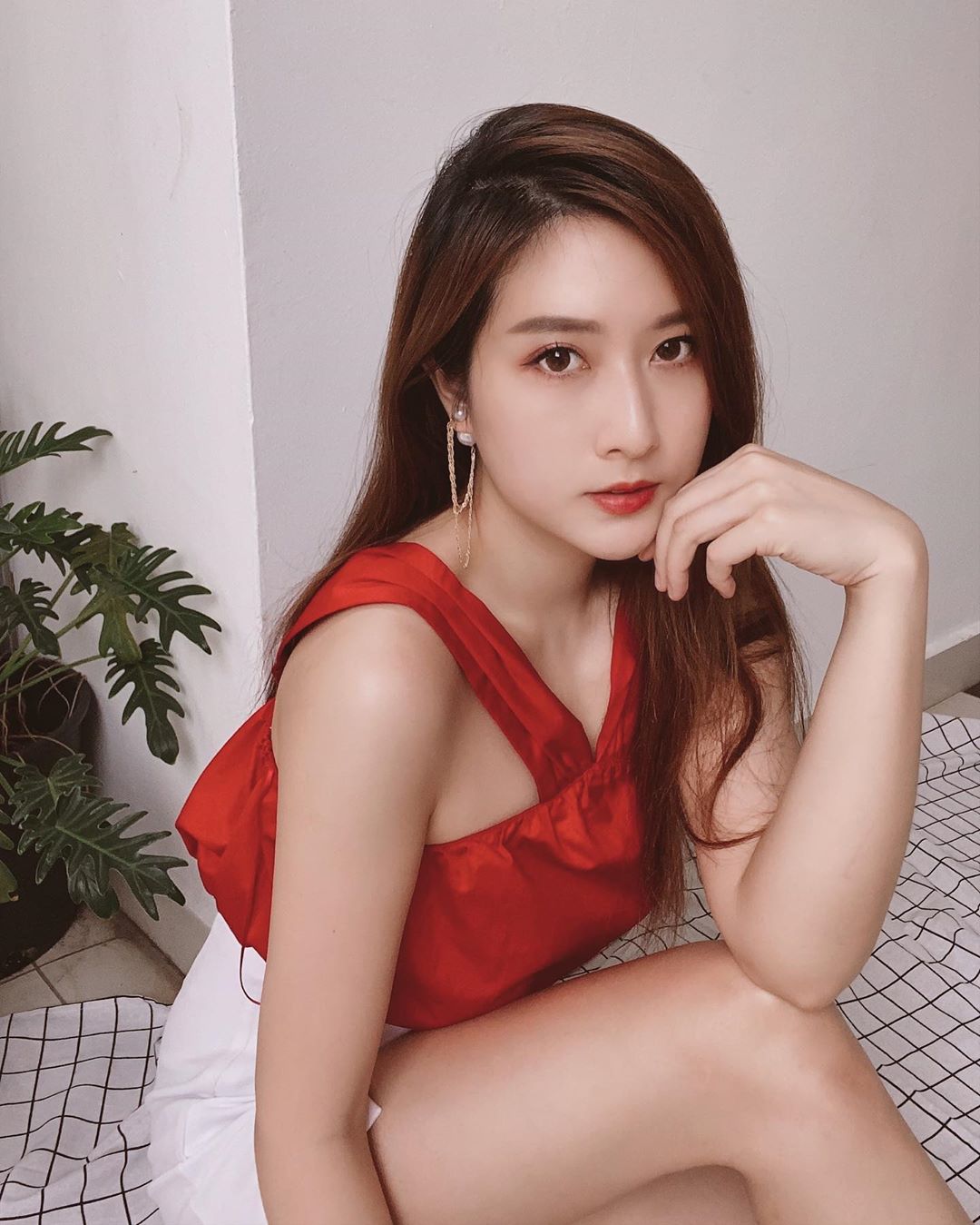 大馬仙氣小姐姐！「Jovin Chan」白嫩長腿超逆天，氣質臉下的美體更秒獲讚嘆！