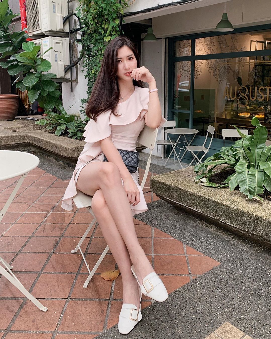 大馬仙氣小姐姐！「Jovin Chan」白嫩長腿超逆天，氣質臉下的美體更秒獲讚嘆！