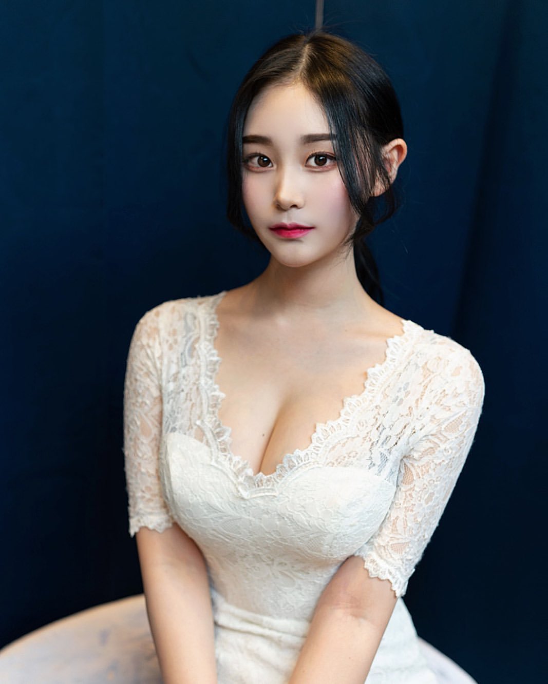 好豐滿！小姊姊「超辣閨蜜照」炸出超棒視角，大長輩「超強事業心」飽滿到不行啊&#8230;