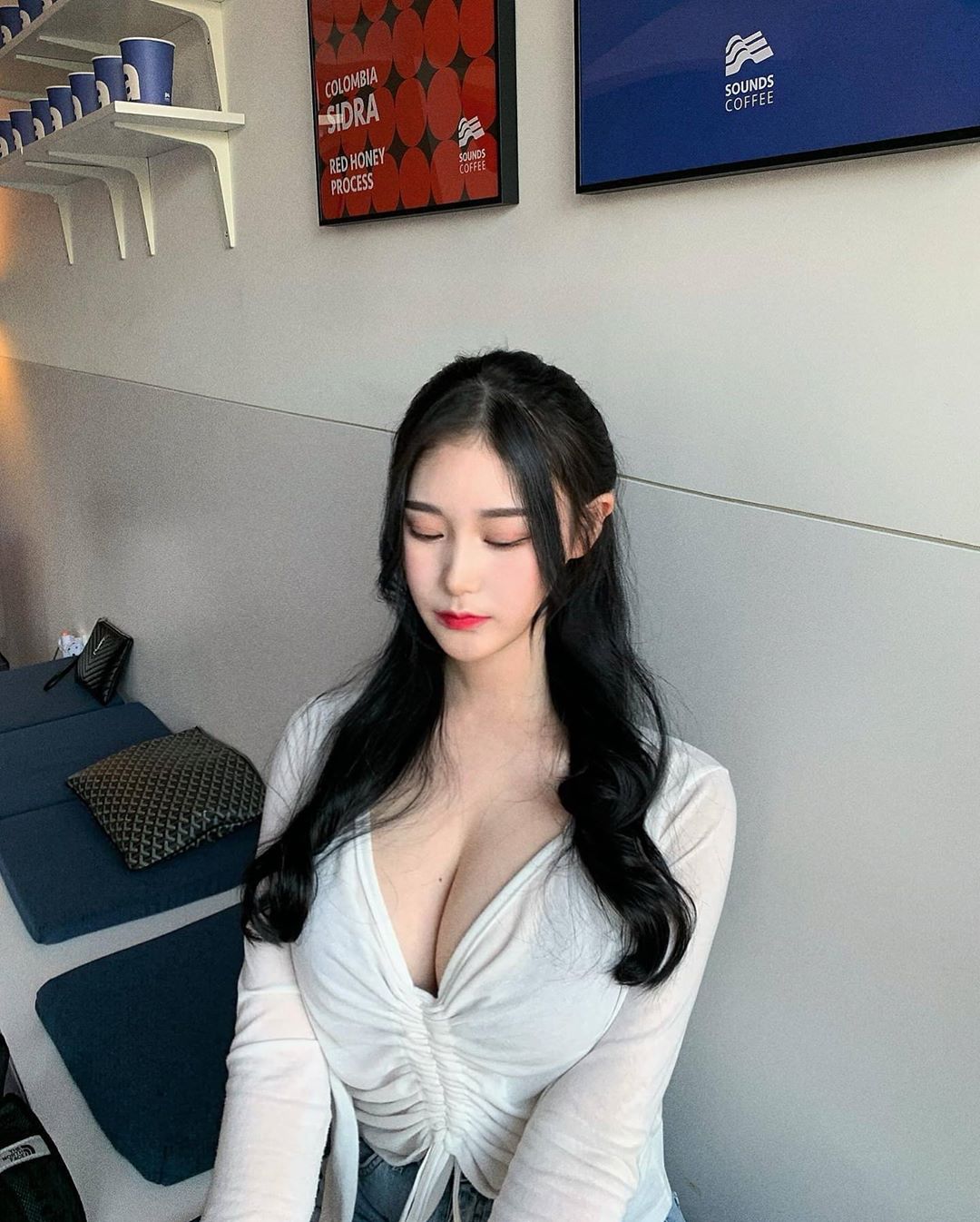 好豐滿！小姊姊「超辣閨蜜照」炸出超棒視角，大長輩「超強事業心」飽滿到不行啊&#8230;