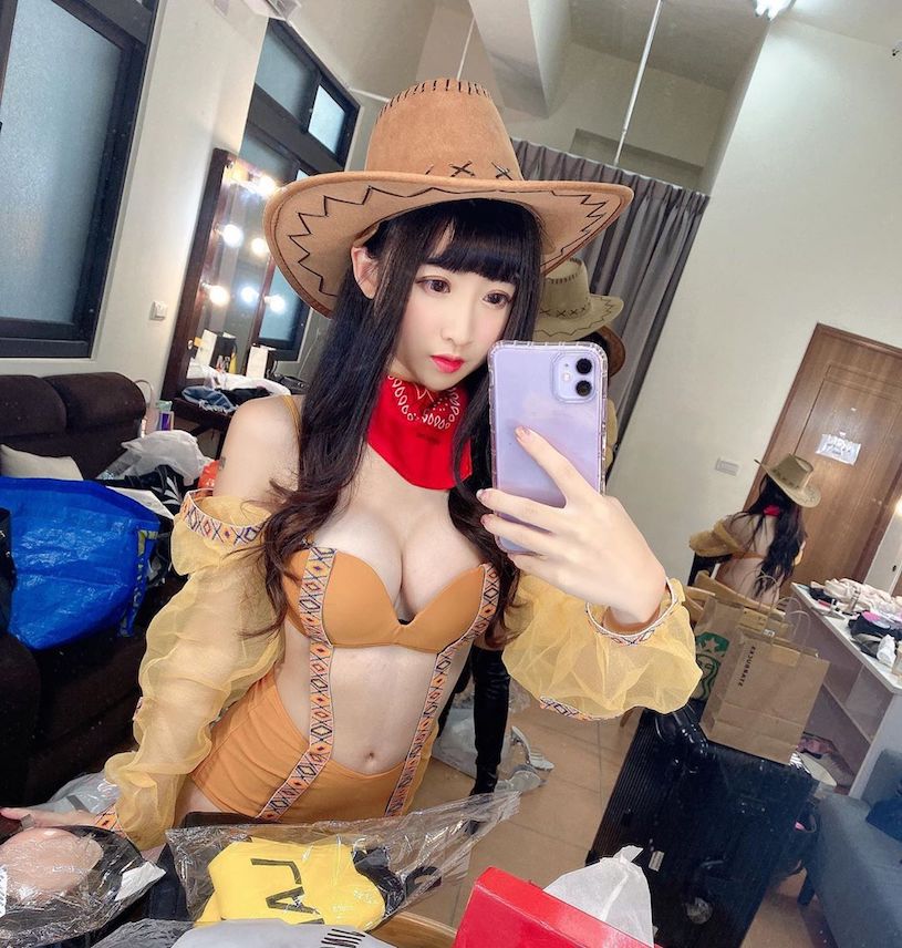 巨乳正妹「阿乃 Sinni」穿上超辣秀服，「超爆乳噴血畫面」讓粉絲直接求饒！