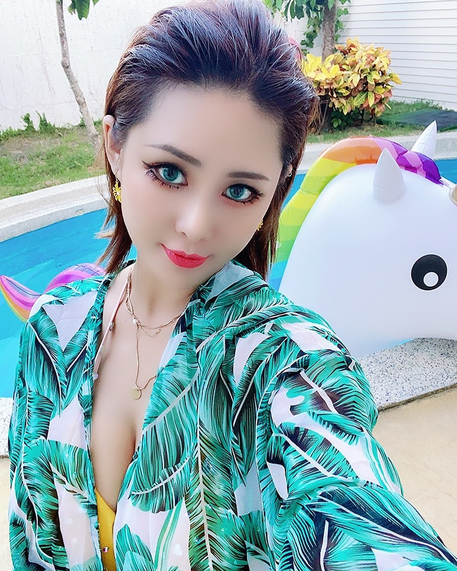 洪蓉 騷氣模樣....狂曬逆天線條 - 美女圖 -