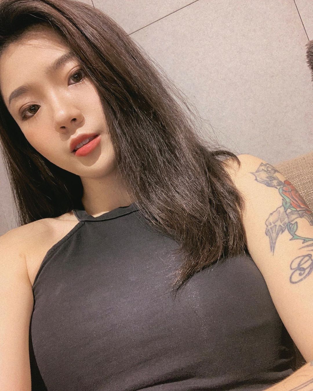 妮娜  一覽無遺！有著無法一手掌握的形狀 - 美女圖 -