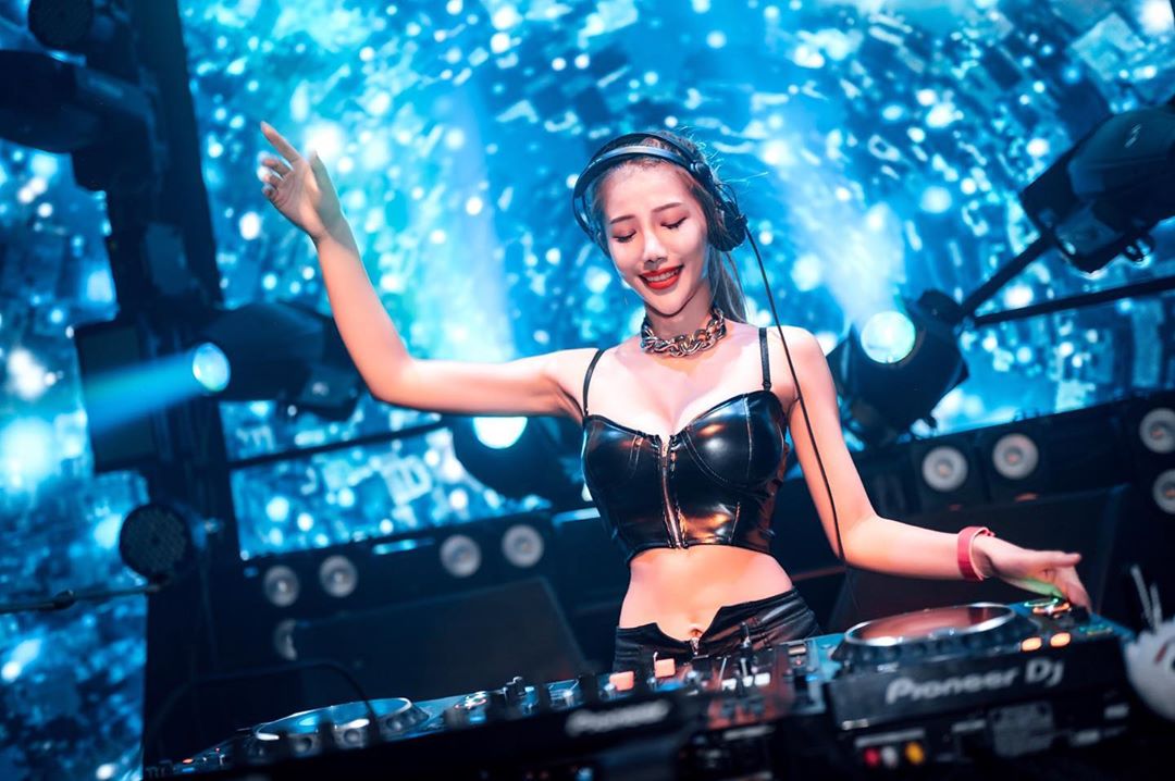 性感DJ「米小米 mina」攻佔舞台爆乳刷碟　雙峰跟著節奏彈跳打節拍