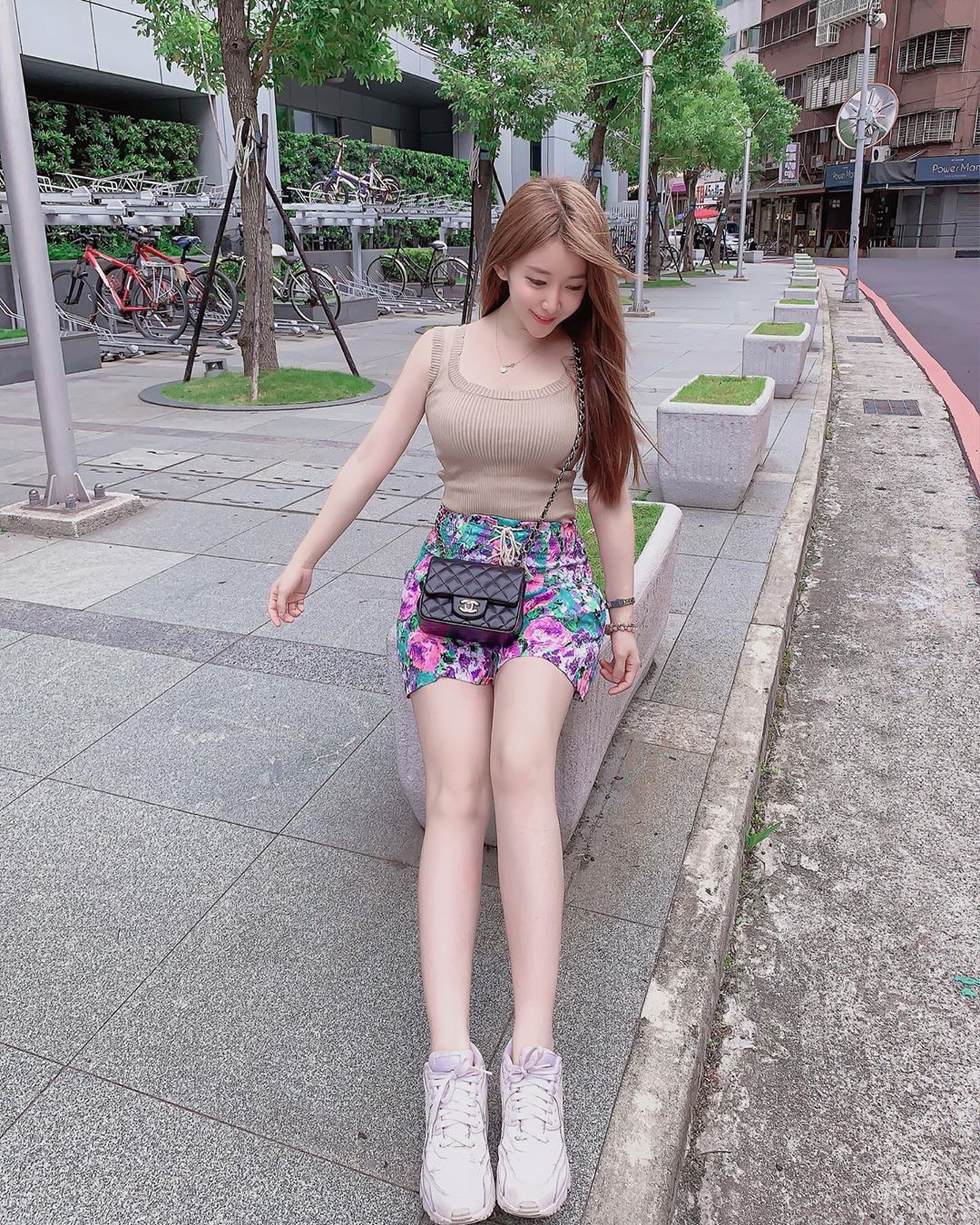 小花 眼神超誘人…好想帶回家處理 - 美女圖 -