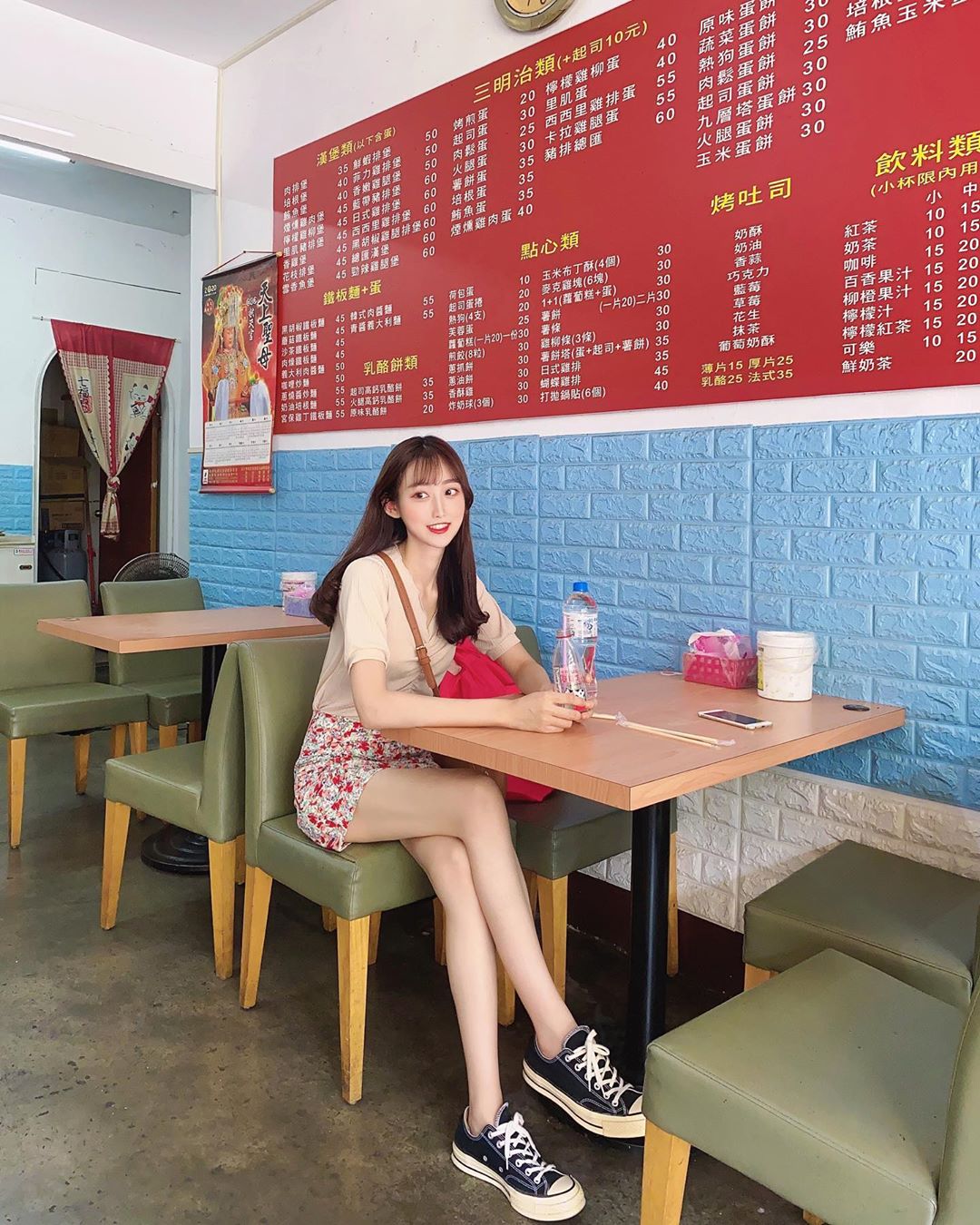 「元元Yuna」一早喝奶大秀「白嫩美腿」，甜美笑容讓早餐店被塞爆！
