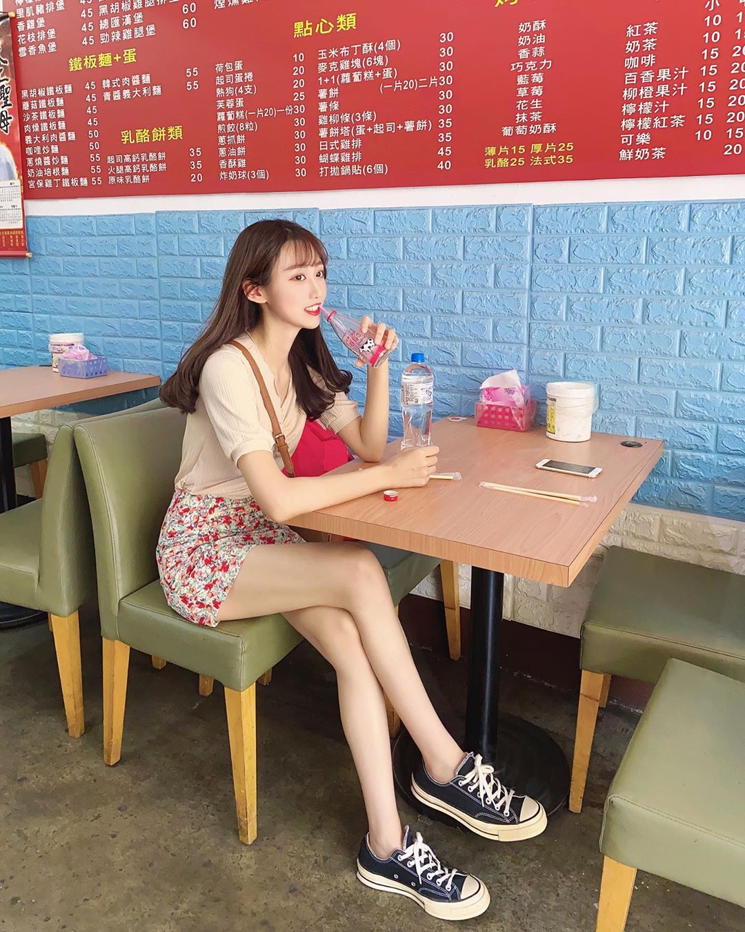 「元元Yuna」一早喝奶大秀「白嫩美腿」，甜美笑容讓早餐店被塞爆！