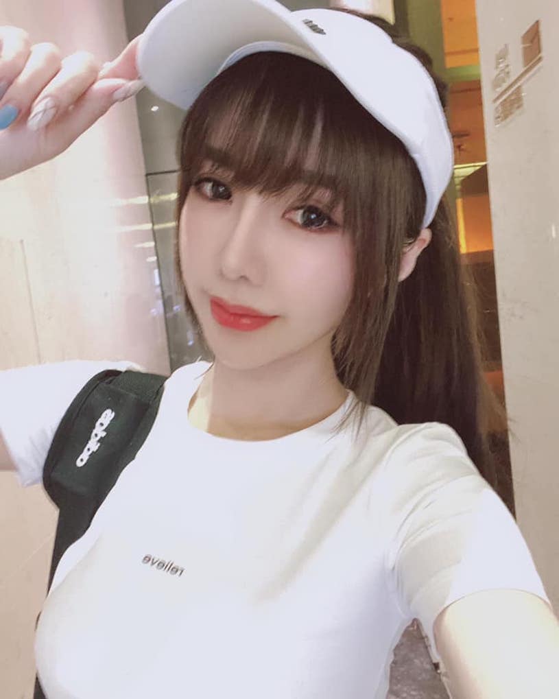 想衝了！台中溜冰場遇見「低胸裝短裙妹」，投飲料時彎下腰好誘惑！