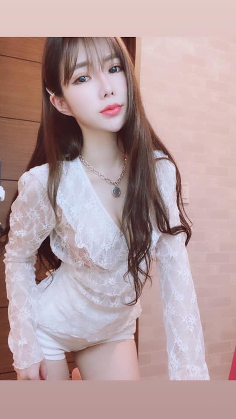 想衝了！台中溜冰場遇見「低胸裝短裙妹」，投飲料時彎下腰好誘惑！