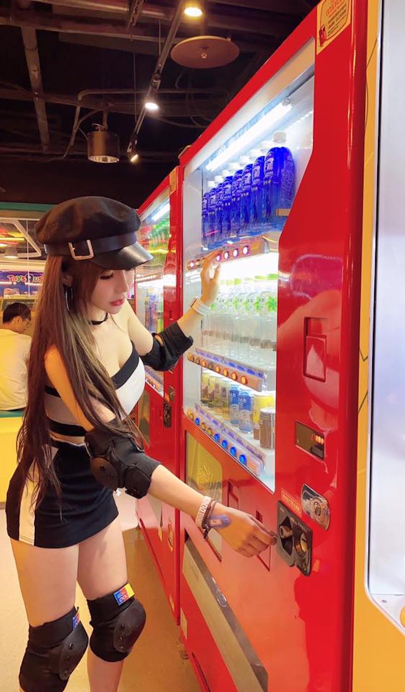 想衝了！台中溜冰場遇見「低胸裝短裙妹」，投飲料時彎下腰好誘惑！