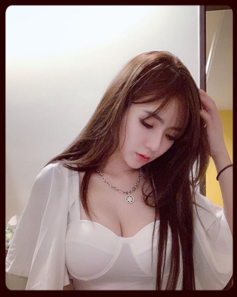 想衝了！台中溜冰場遇見「低胸裝短裙妹」，投飲料時彎下腰好誘惑！