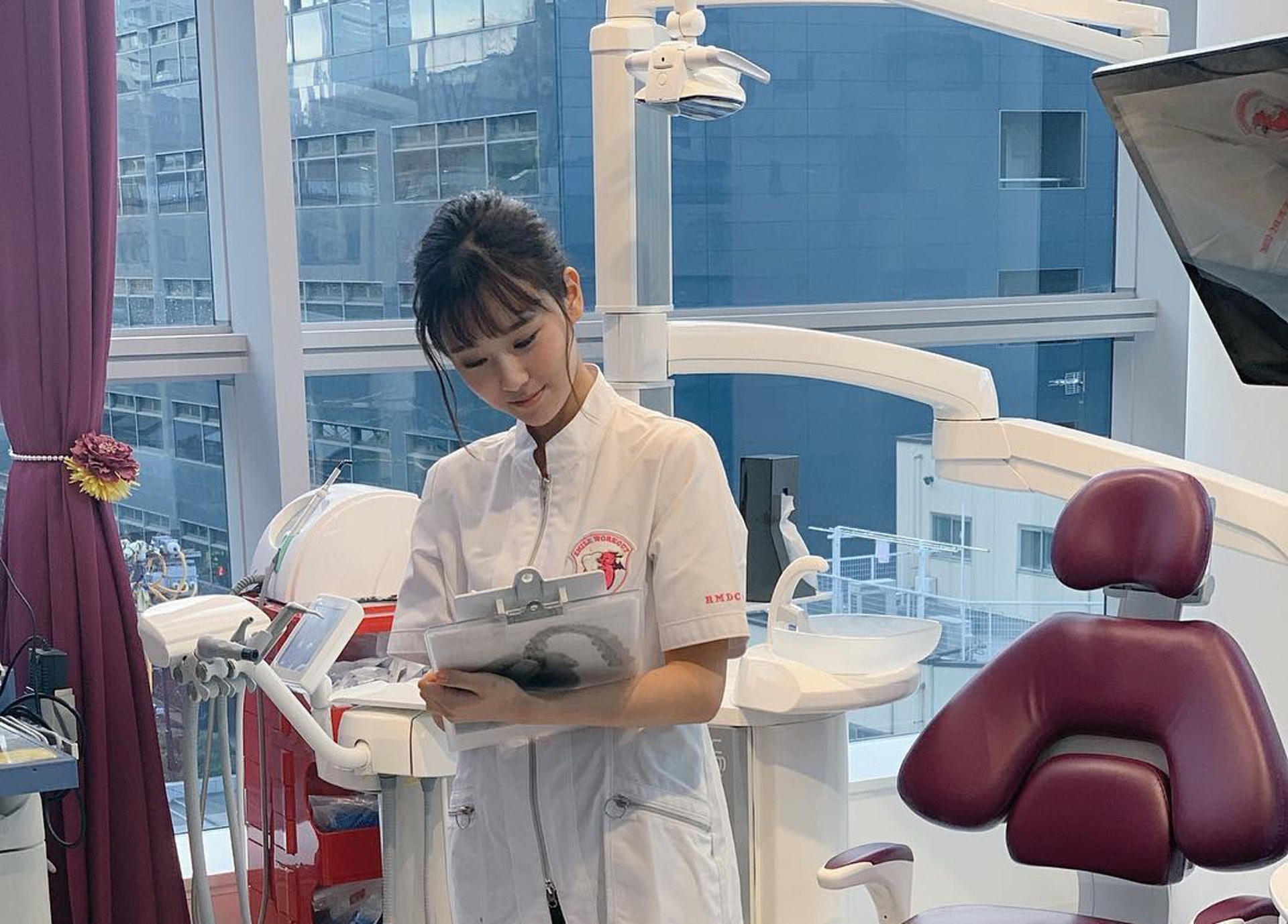 熱騰騰的F奶！日本最美牙醫「西原愛夏」最新寫真曝光，艷陽下豐滿雪乳奪人眼球