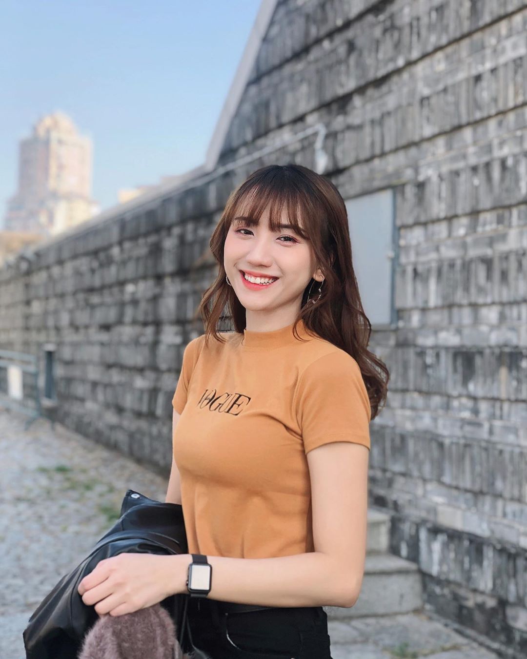 怎麼最近美女拍照身邊都要帶隻小狗狗 Gladish Chen - 美女圖 -