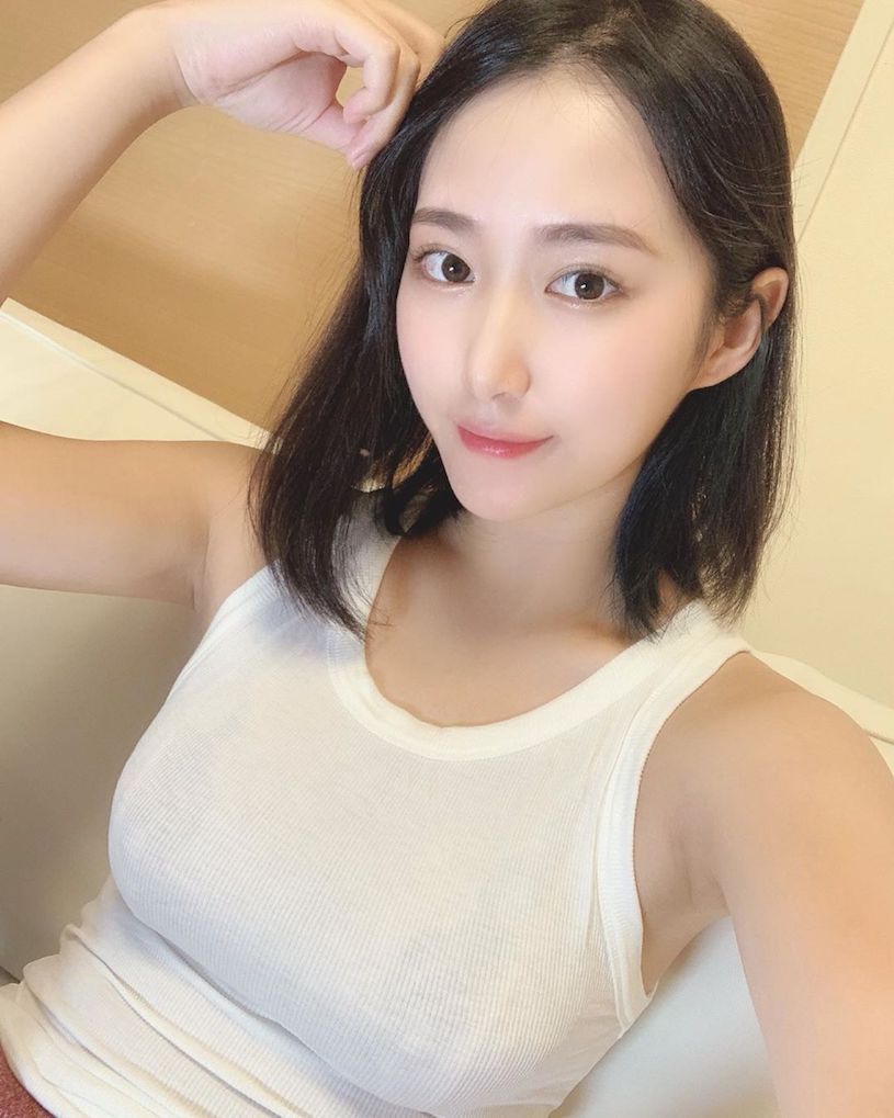 混血正妹就愛穿清涼打電動，「超兇E奶乳量」直接把對手KO !