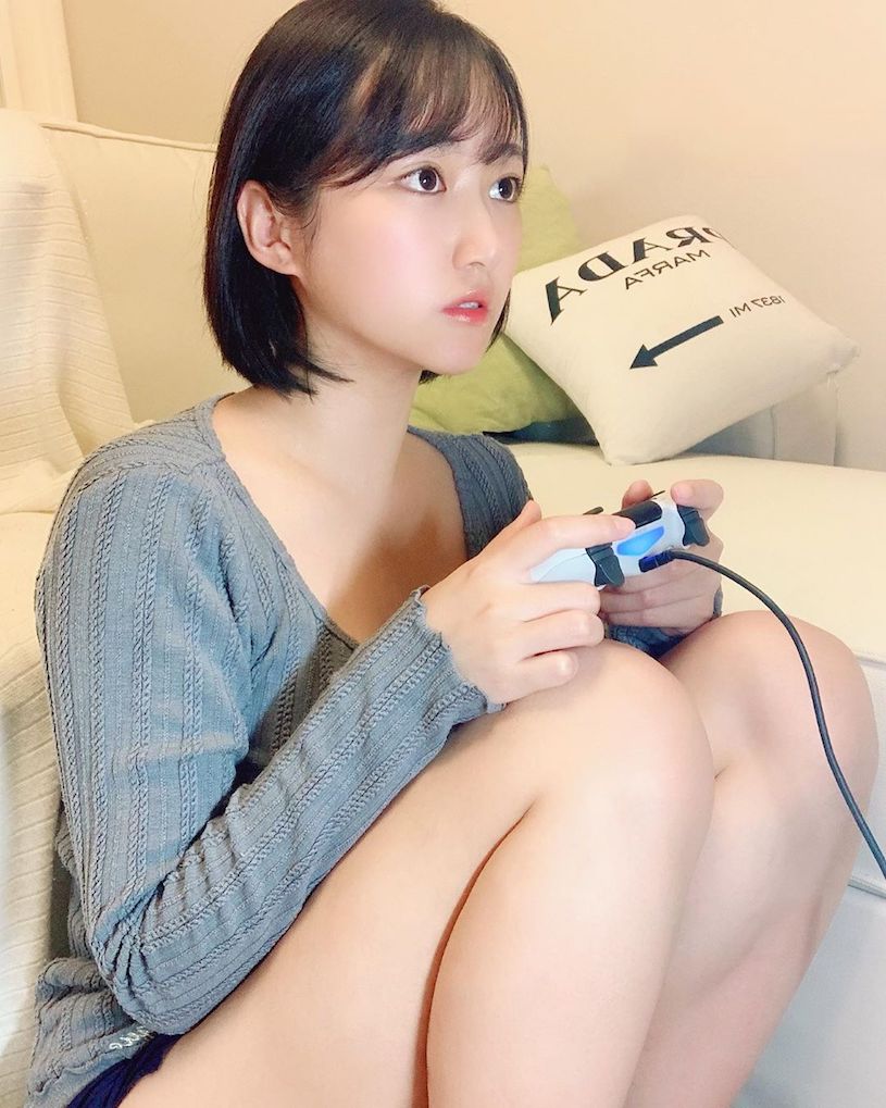 混血正妹就愛穿清涼打電動，「超兇E奶乳量」直接把對手KO !