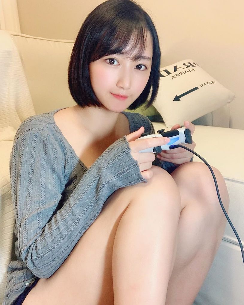 混血正妹就愛穿清涼打電動，「超兇E奶乳量」直接把對手KO !