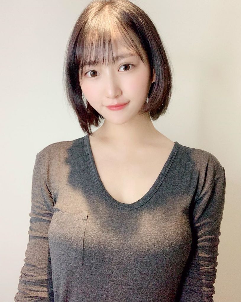 混血正妹就愛穿清涼打電動，「超兇E奶乳量」直接把對手KO !