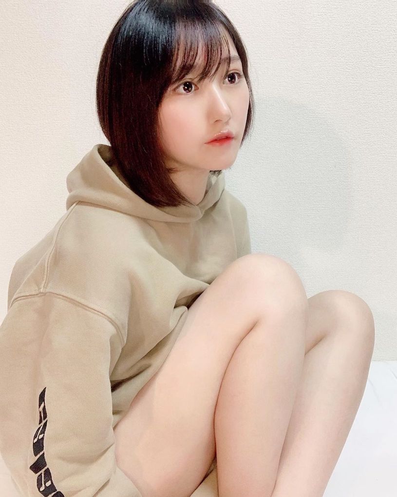 混血正妹就愛穿清涼打電動，「超兇E奶乳量」直接把對手KO !