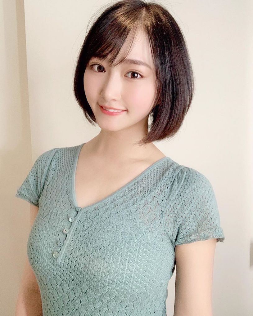 混血正妹就愛穿清涼打電動，「超兇E奶乳量」直接把對手KO !