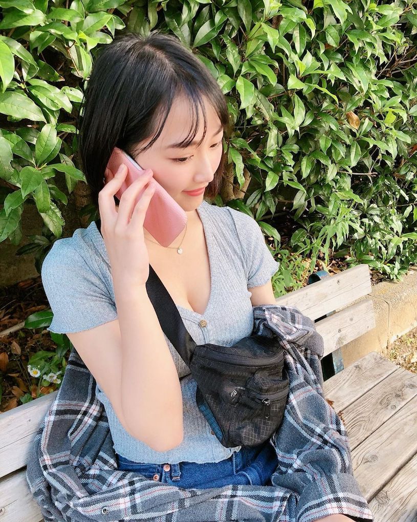混血正妹就愛穿清涼打電動，「超兇E奶乳量」直接把對手KO !