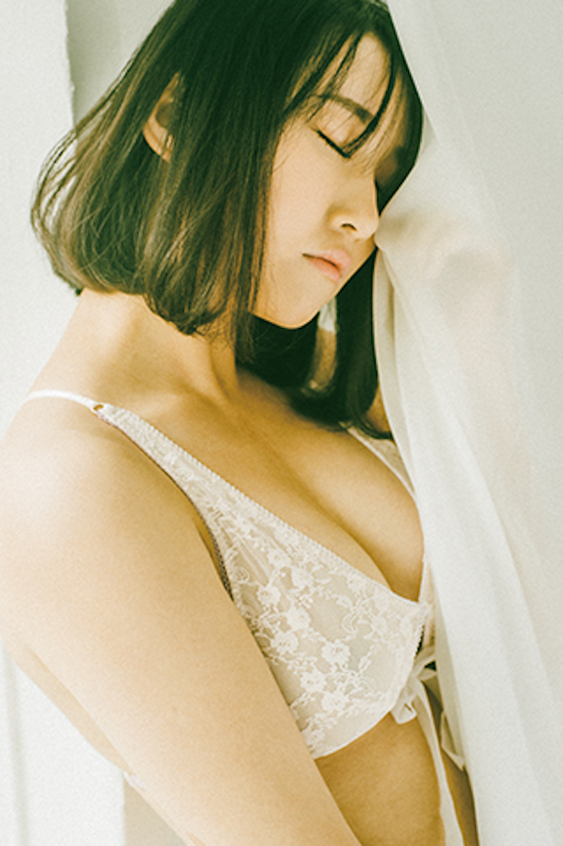 混血正妹就愛穿清涼打電動，「超兇E奶乳量」直接把對手KO !