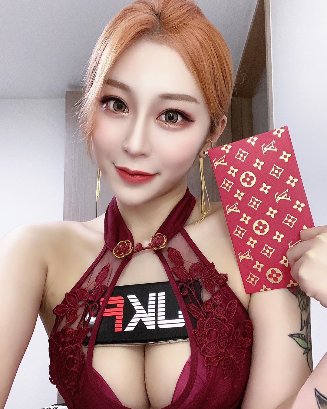 正妹火辣身材挑戰大尺度自拍.... - 美女圖 -