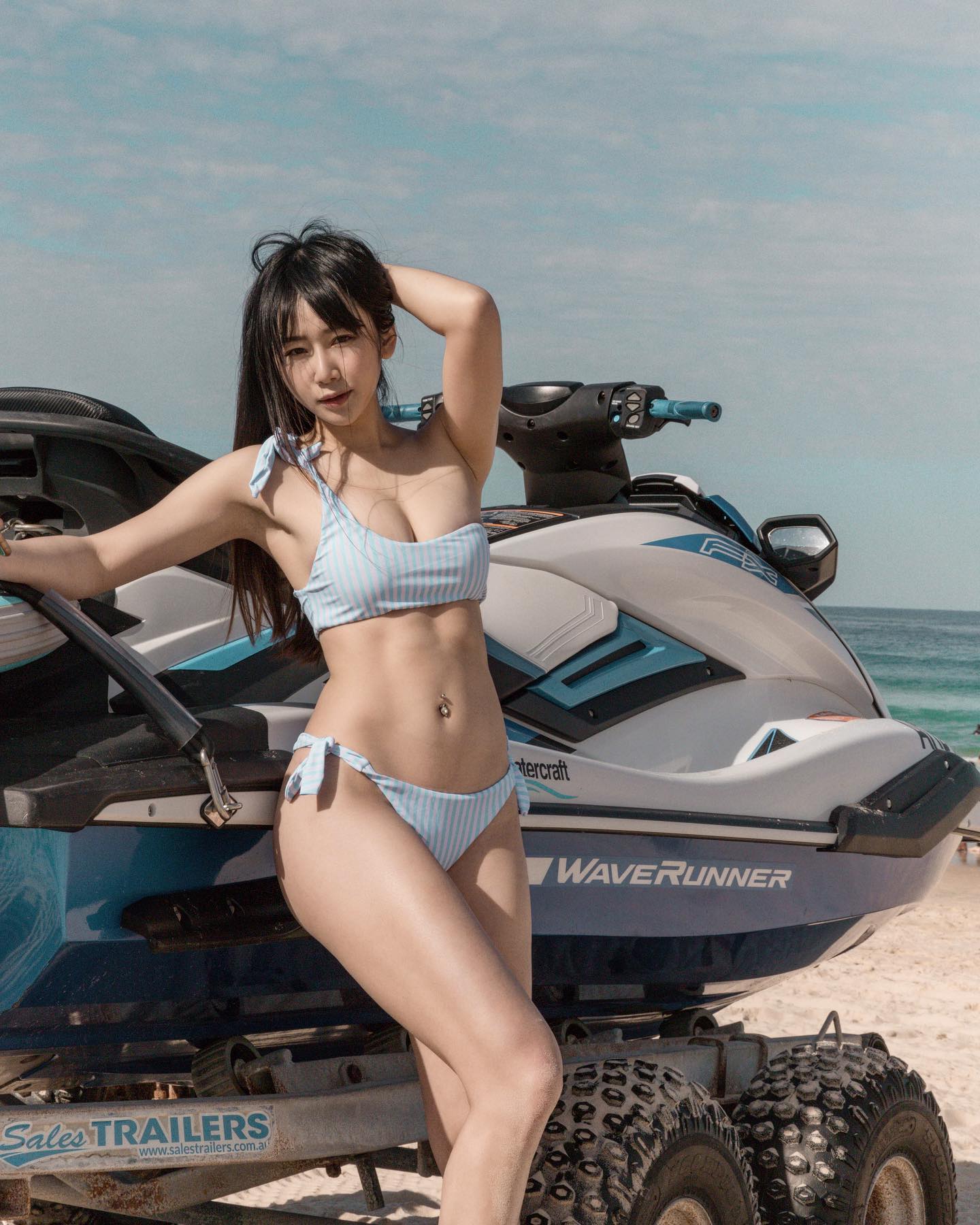 【博狗扑克】台灣之光！機電系女神「機機 Shacy」澳洲海灘展現極品台式美臀