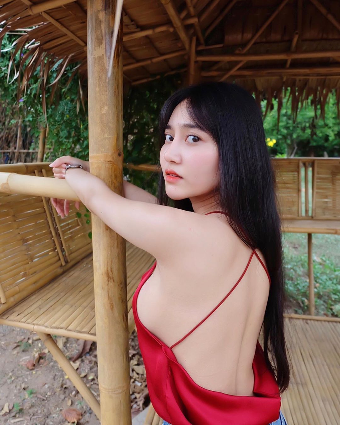 泰國長髮正妹fern「袒胸露背」追求清涼感 - 亞洲美女 -