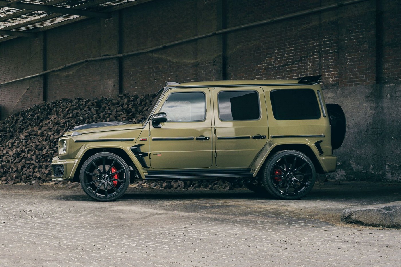 https___hk.hypebeast.com_files_2020_07_brabus-700-widestar-gains-an-army-look-co.jpg