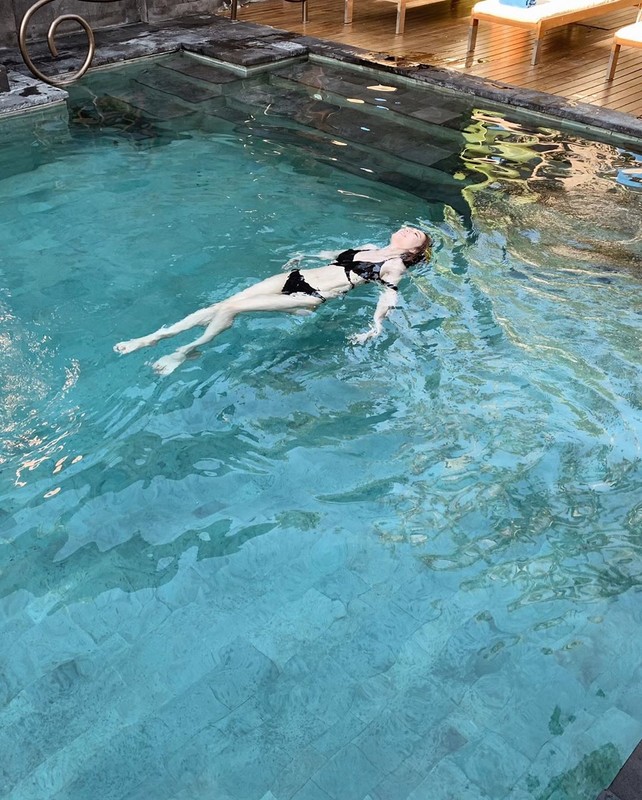 Lexus女神蔡芳婷穿上深V新泳裝白皙美乳電暈網友 - 美女圖 -