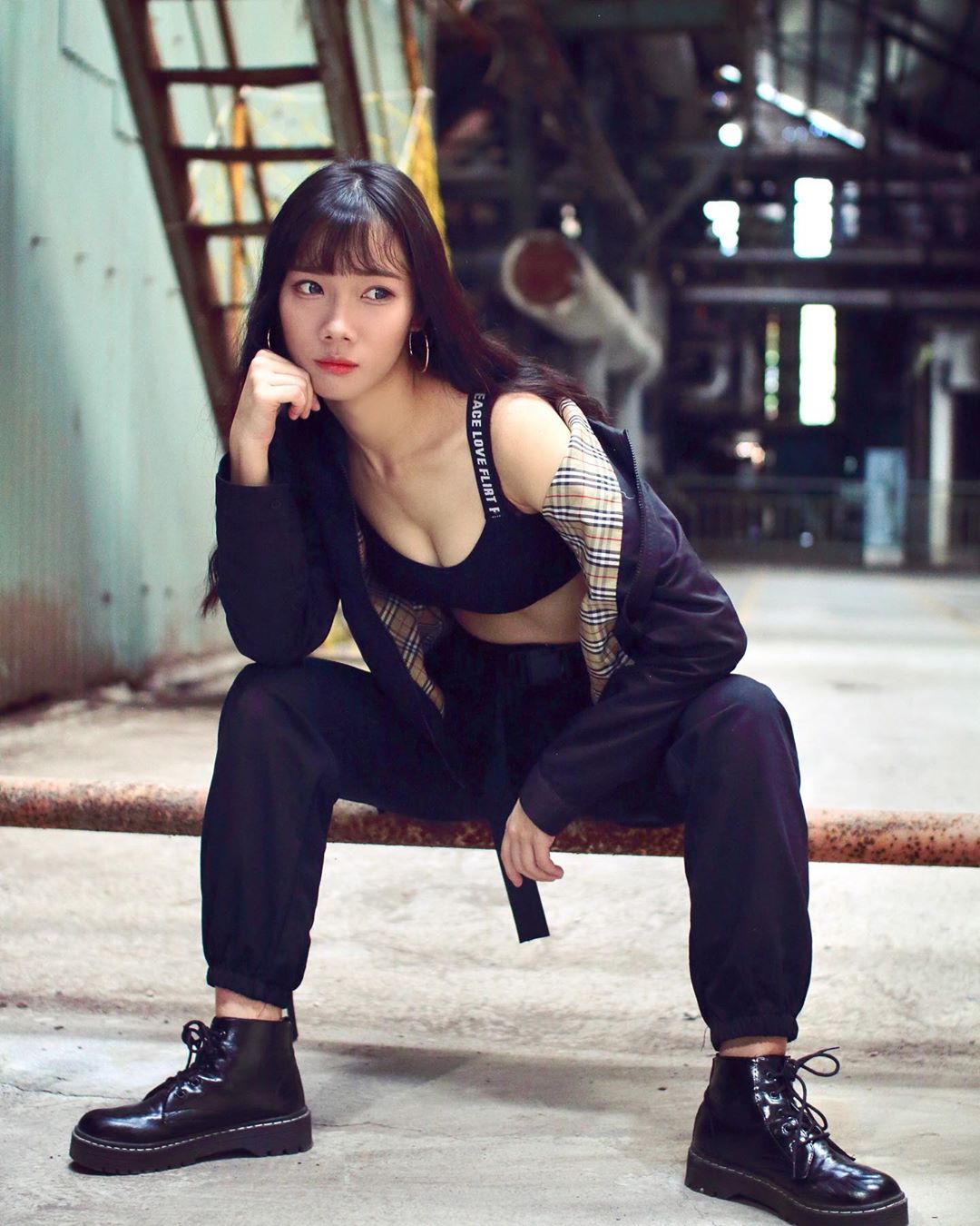 外拍正妹「阿彣」帥氣露溝眼神有毒搖身一變成清甜女孩 - 美女圖 -