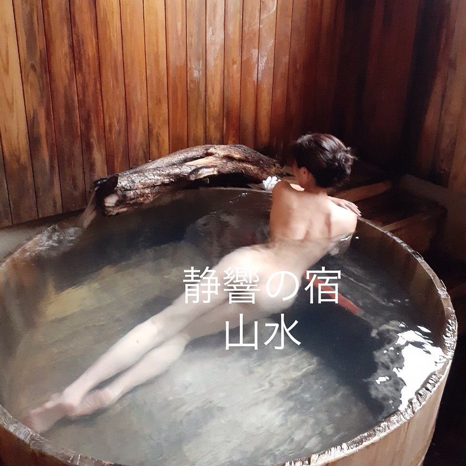 日本巨乳人妻「SAKURA」溫泉巡禮展現火辣曲線　水下若隱若現太性感