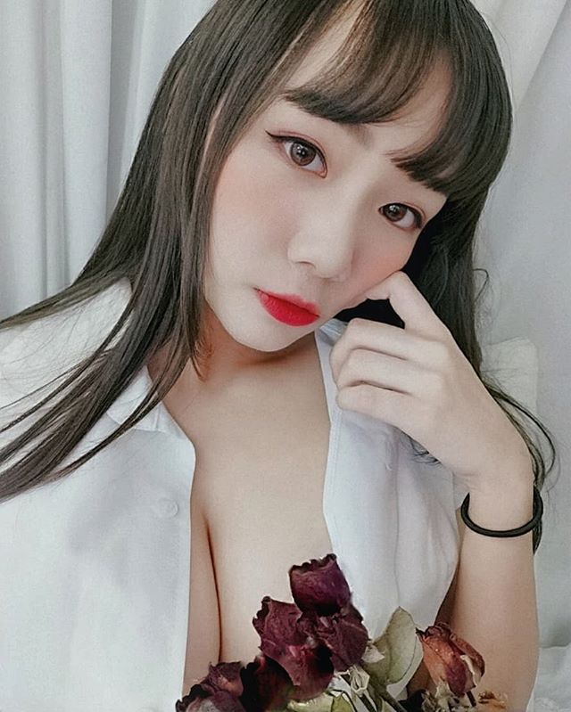 19 歲長出「G 罩杯」！實況主「桃園娜美」曬火辣床照  蹦出「核彈級」美胸被讚爆